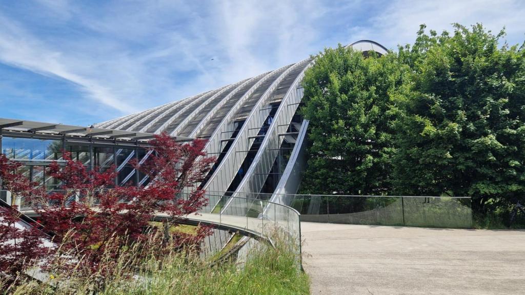 El museo, diseñado por Renzo Piano, se encuentra muy cerca del cementerio en el que está enterrado el artista suizo