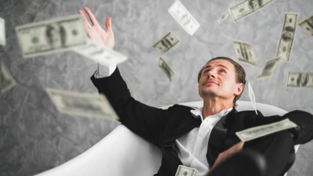 Un rico disfruta del dinero.