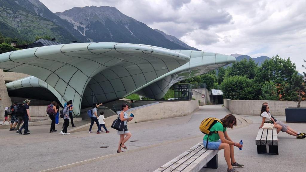 Desde todas las paradas se ven la Torre de salto de ski y la larga rampa de lanzamiento