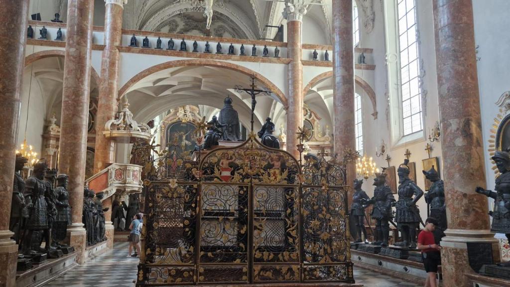La tumba de Maximiliano, que convirtió a los Habsburgo en la dinastía más importante de Europa, es el monumento de bronce más grande del mundo. Sus restos se encuentran enterrados en Viena