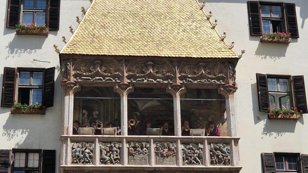 El Tejadillo de Oro, desde el que cada domingo a las 11:30 se ofrece un pequeño concierto, es el símbolo de la ciudad