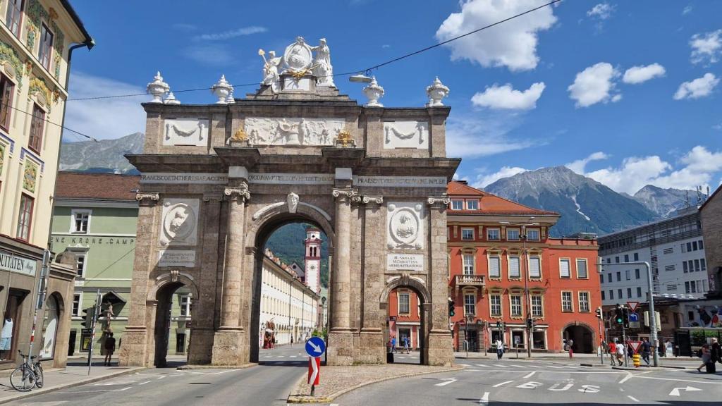 El Arco del triunfo se encuentra en uno de los extremos de la calle María Theresien, a pocos metros de la columna de Santa Ana