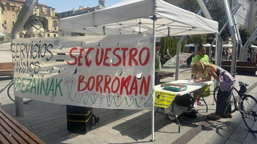 Una vecina de Vitoria participa en la recogida de firmas en apoyo a sus reivindicaciones laborales