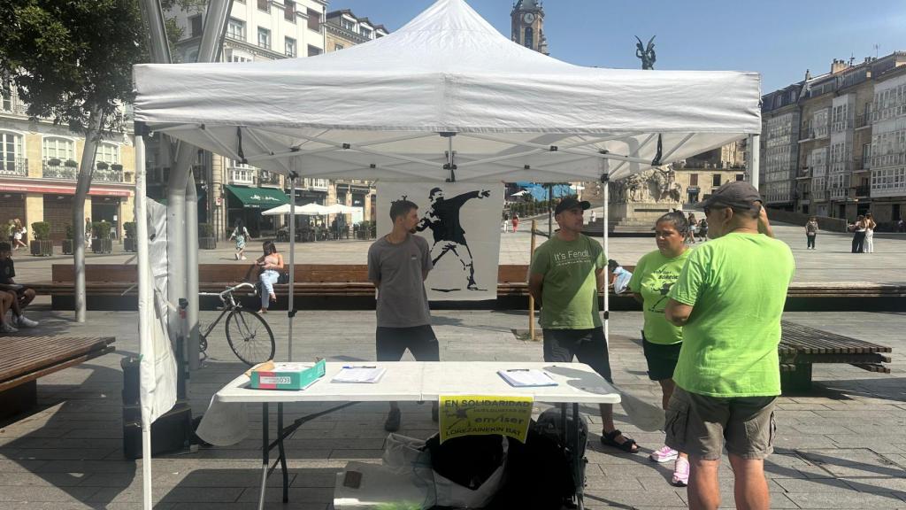 Carpa de recogida de firmas este martes en la Plaza de la Virgen Blanca