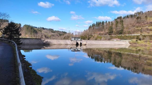 Embalse de Undurraga, en Zeanuri, que regula el agua de la central de Barazar / E Press