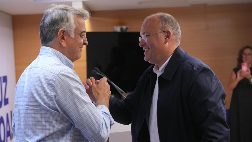 El presidente del PP vasco, Javier De Andrés y el secretario general del Partido Popular, Miguel Tellado, a 27 de agosto de 2025 en San Sebastián