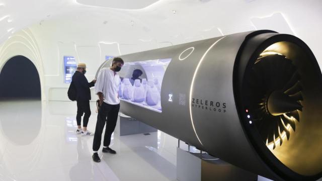 Vehículo para hyperloop de Zeleros presentado en una feria en Dubai en 2021