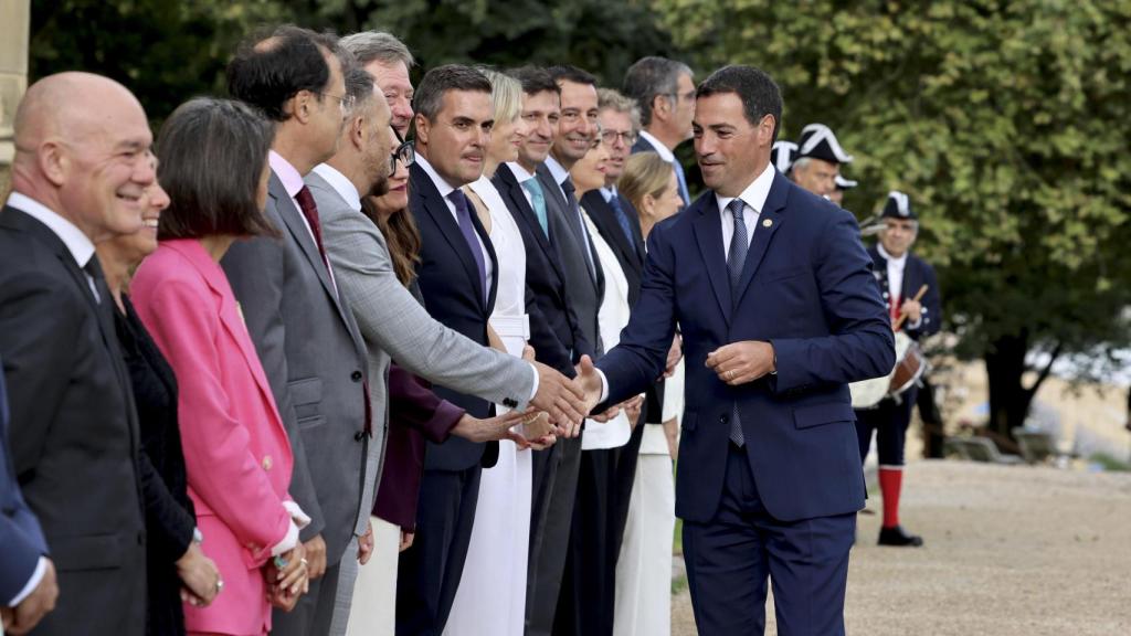 El lehendakari, Imanol Pradales, saluda a los 15 consejero del Gobierno vasco en el Palacio de Miramar