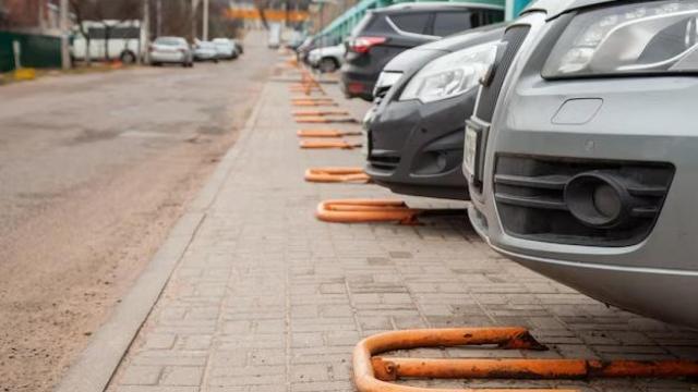 Coches aparcados en un parking.