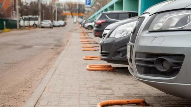 Coches aparcados en un parking.