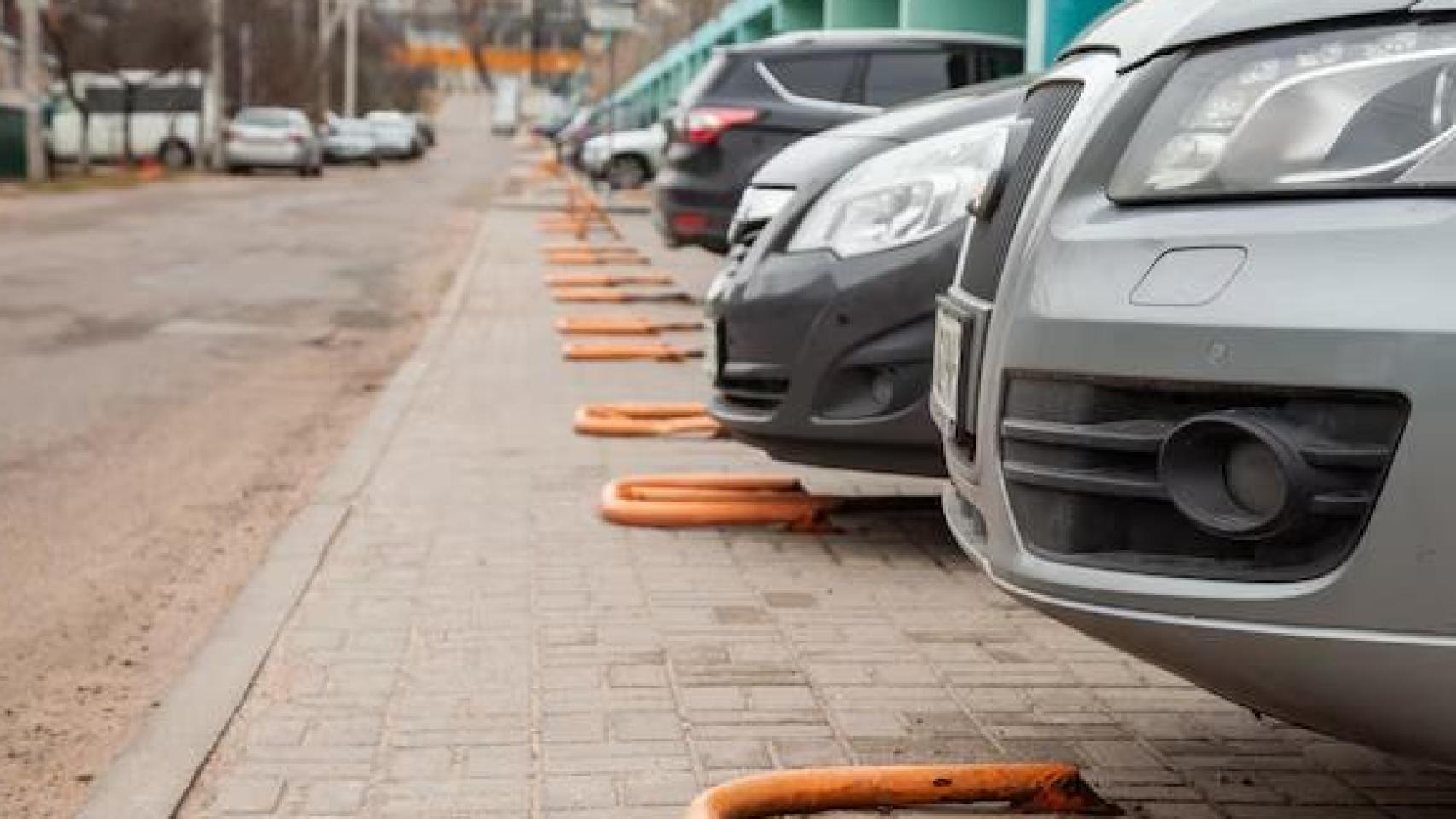 Coches aparcados en un parking.