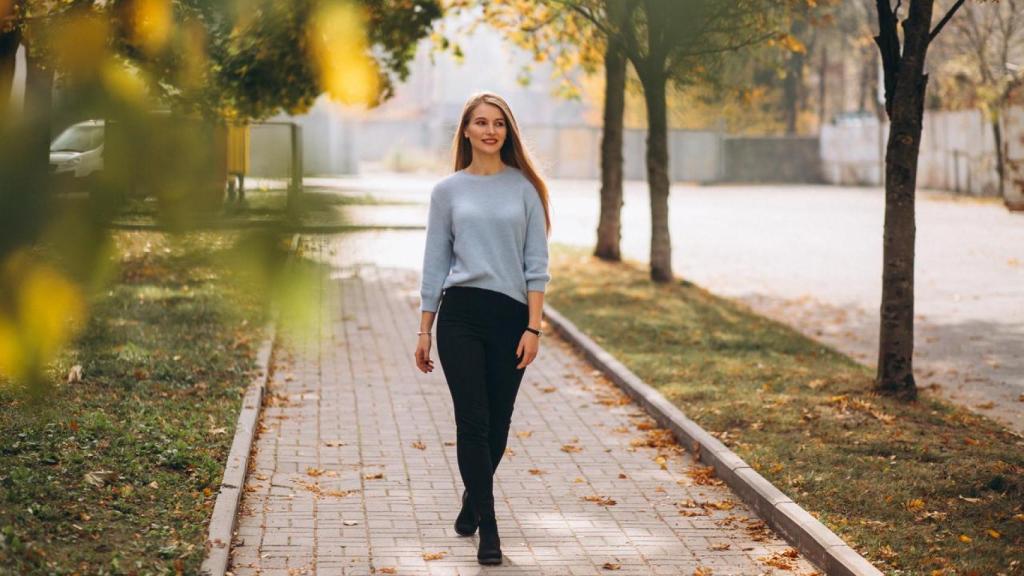 Una mujer camina: caminar 10.000 pasos ayuda a mantener un buen estado físico