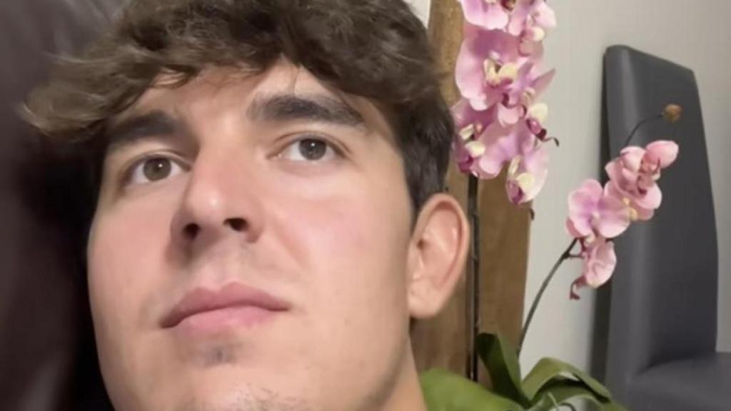 Javier observa a su hermano Álvaro.