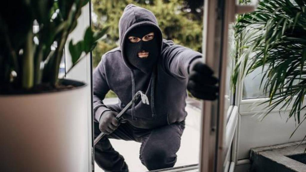 Ladrón irrumpiendo en una casa