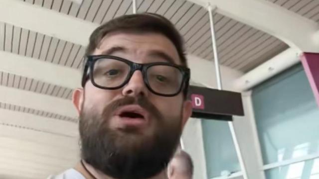 El 'foodie' Alfonso en el aeropuerto de Bilbao.