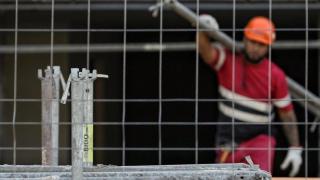 Un obrero trabaja en una foto de archivo