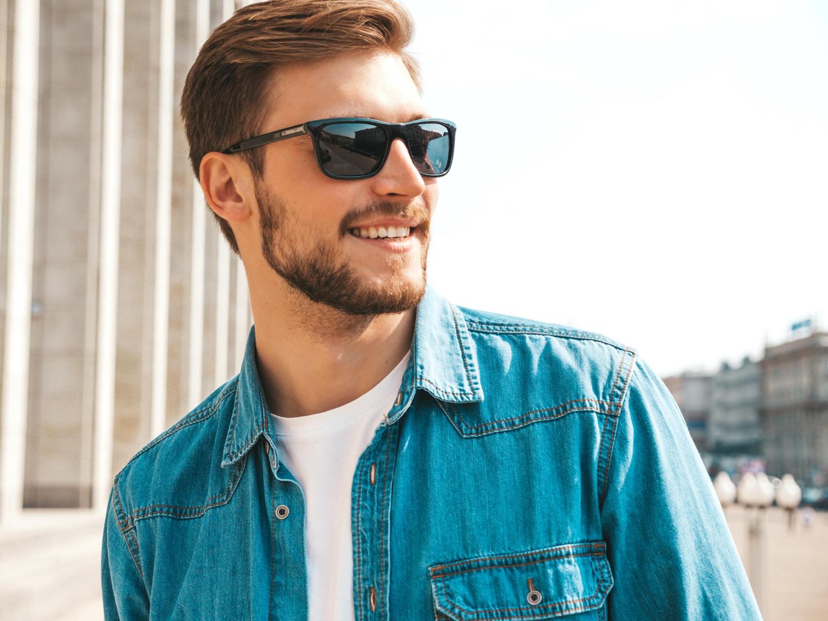 Un hombre con gafas de sol