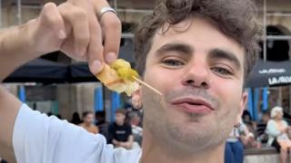 Un turista argentino prueba el pincho más famoso de Euskadi y dice sin filtros lo que todos piensan "Sencillo pero buenísimo"