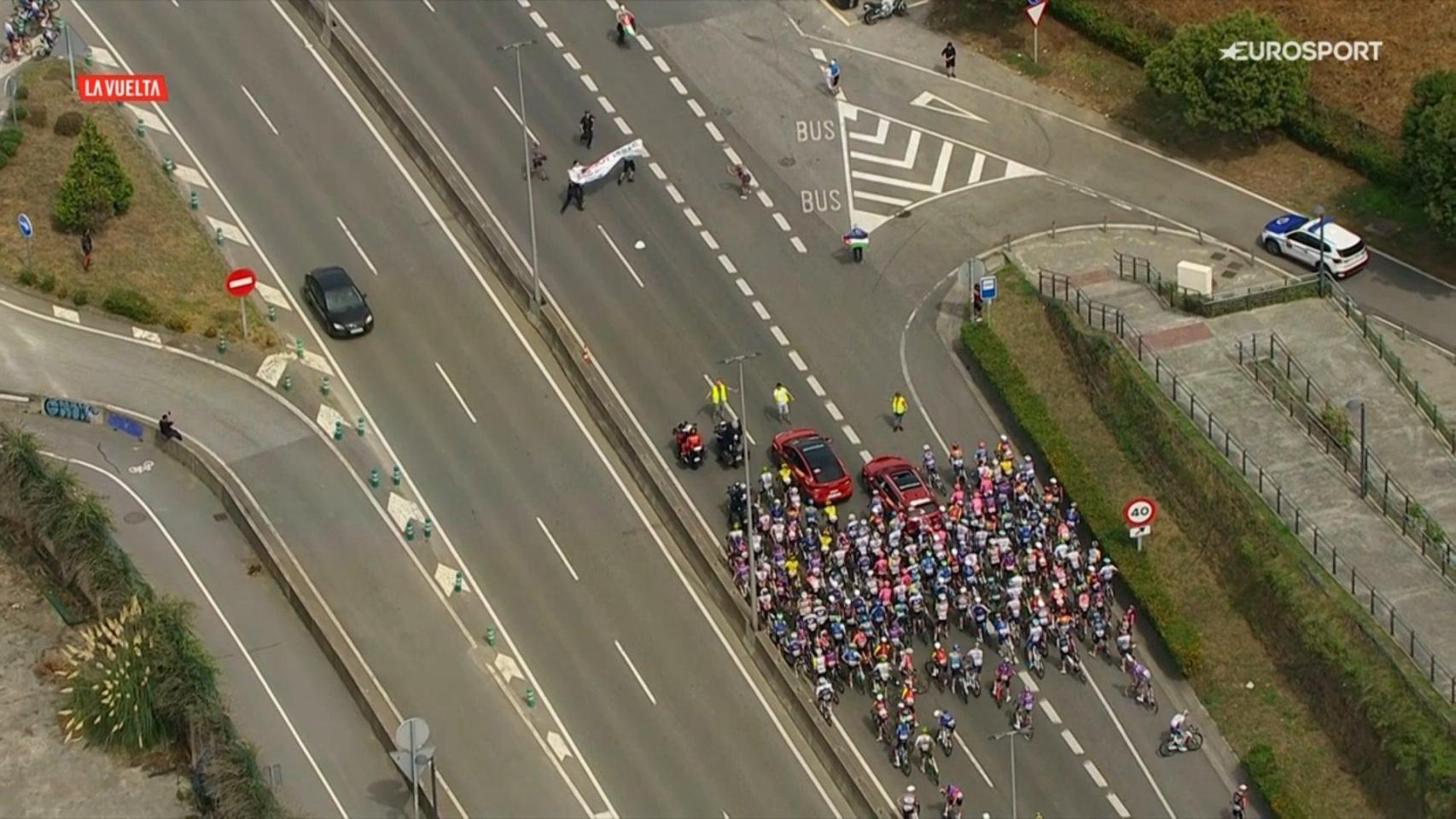 El pelotón, detenido durante unos minutos por la protesta en contra de Israel.