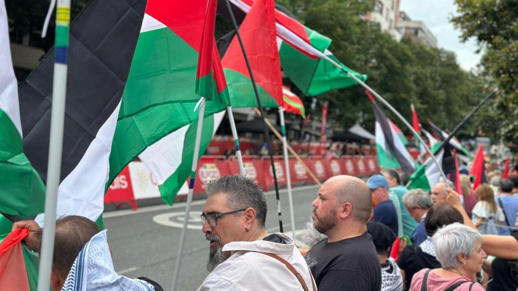 Manifestantes a favor de Palestina en la meta de la 11ª Etapa de La Vuelta / Podemos Euskadi