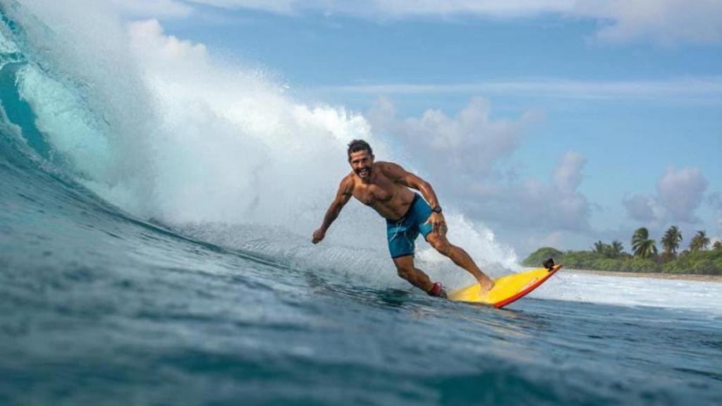 Bixente Lizarazu, surfeando una ola.
