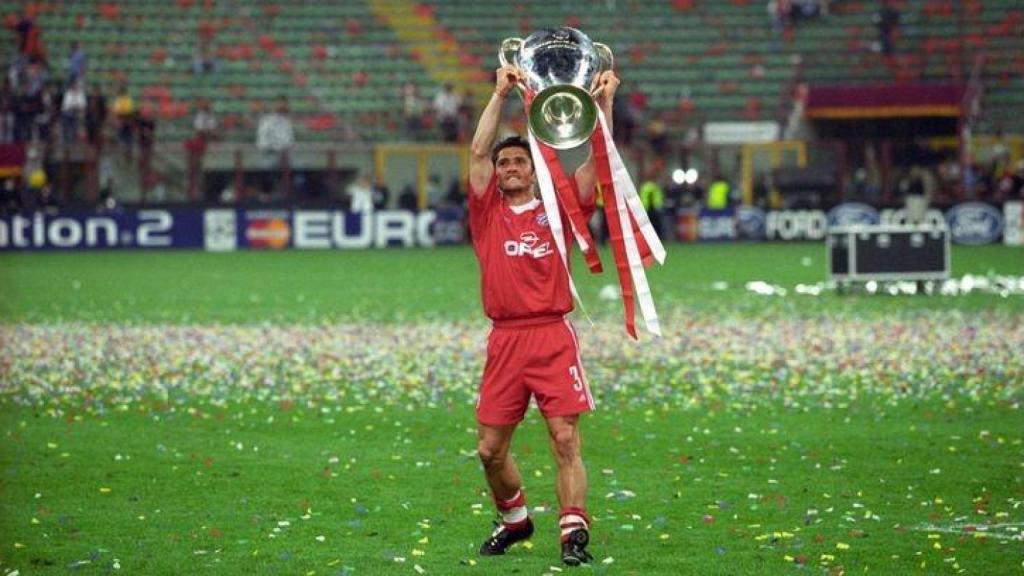 Bixente Lizarazu levanta el trofeo de la Champions League con el Bayern Múnich.
