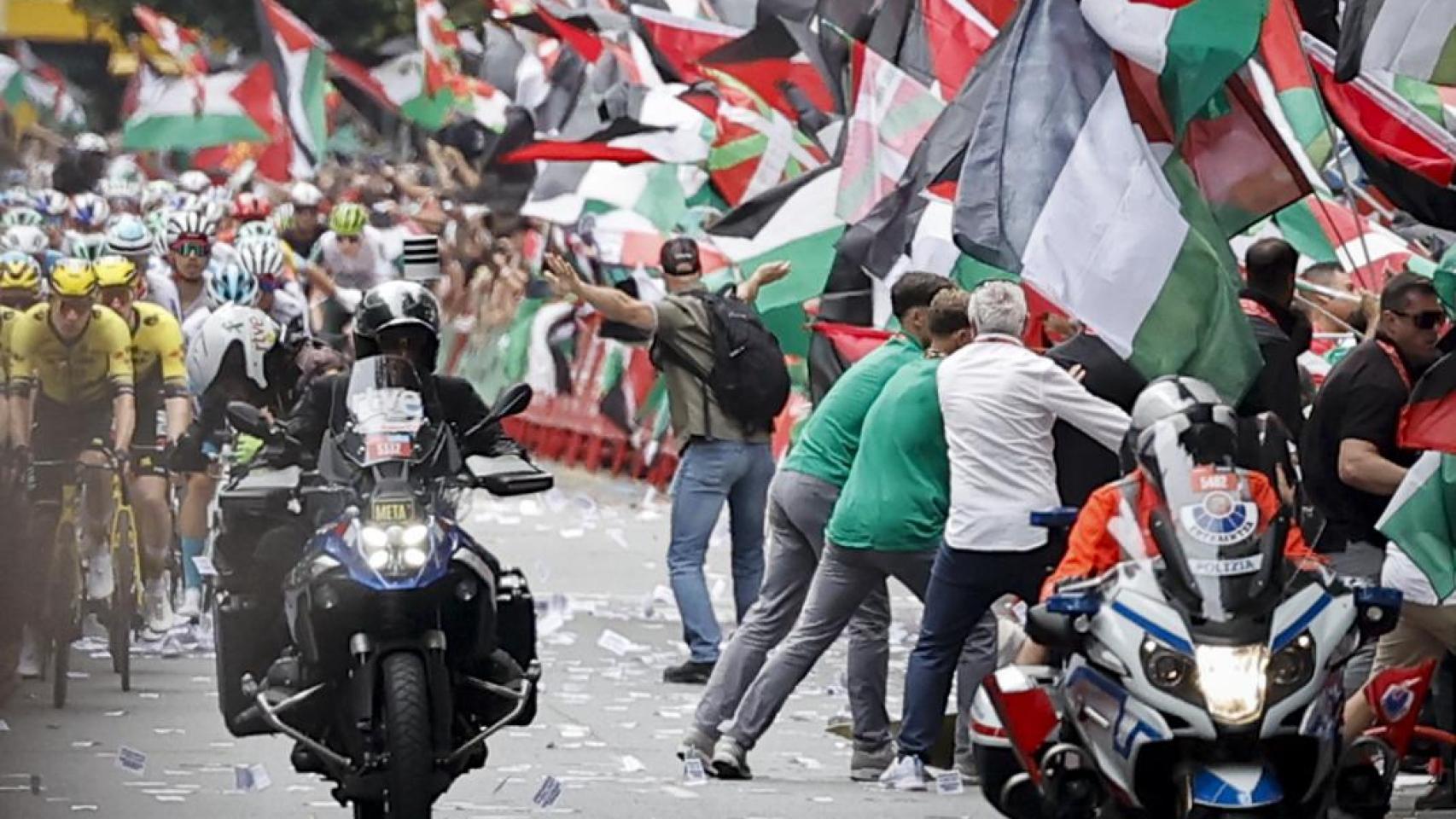 La iniciativa Gernika Palestina ha invadido este miércoles un tramo de la Gran Vía de Bilbao al paso de la Vuelta ciclista por la capital vizcaína en protesta por la participación del equipo Israel Premier Tech y en apoyo a Palestina