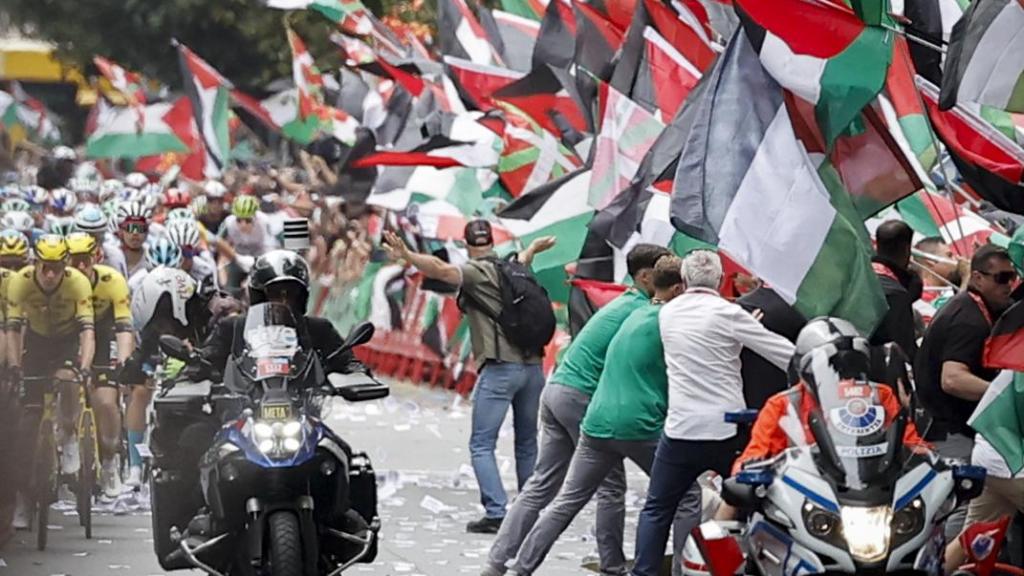La iniciativa Gernika Palestina ha invadido este miércoles un tramo de la Gran Vía de Bilbao al paso de la Vuelta ciclista por la capital vizcaína en protesta por la participación del equipo Israel Premier Tech y en apoyo a Palestina