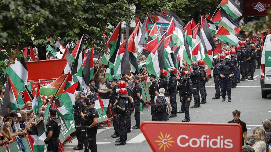 La iniciativa Gernika Palestina ha invadido este miércoles un tramo de la Gran Vía de Bilbao al paso de la Vuelta ciclista por la capital vizcaína en protesta por la participación del equipo Israel Premier Tech y en apoyo a Palestina