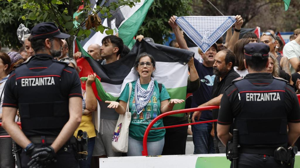 La iniciativa Gernika Palestina ha invadido este miércoles un tramo de la Gran Vía de Bilbao al paso de la Vuelta ciclista por la capital vizcaína en protesta por la participación del equipo Israel Premier Tech y en apoyo a Palestina