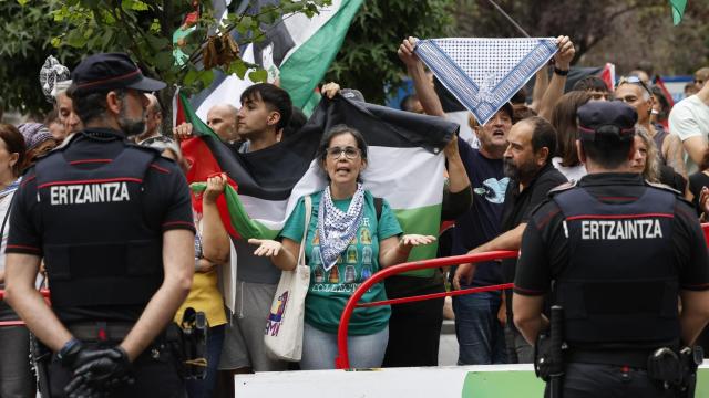 La iniciativa Gernika Palestina ha invadido este miércoles un tramo de la Gran Vía de Bilbao al paso de la Vuelta ciclista por la capital vizcaína en protesta por la participación del equipo Israel Premier Tech y en apoyo a Palestina