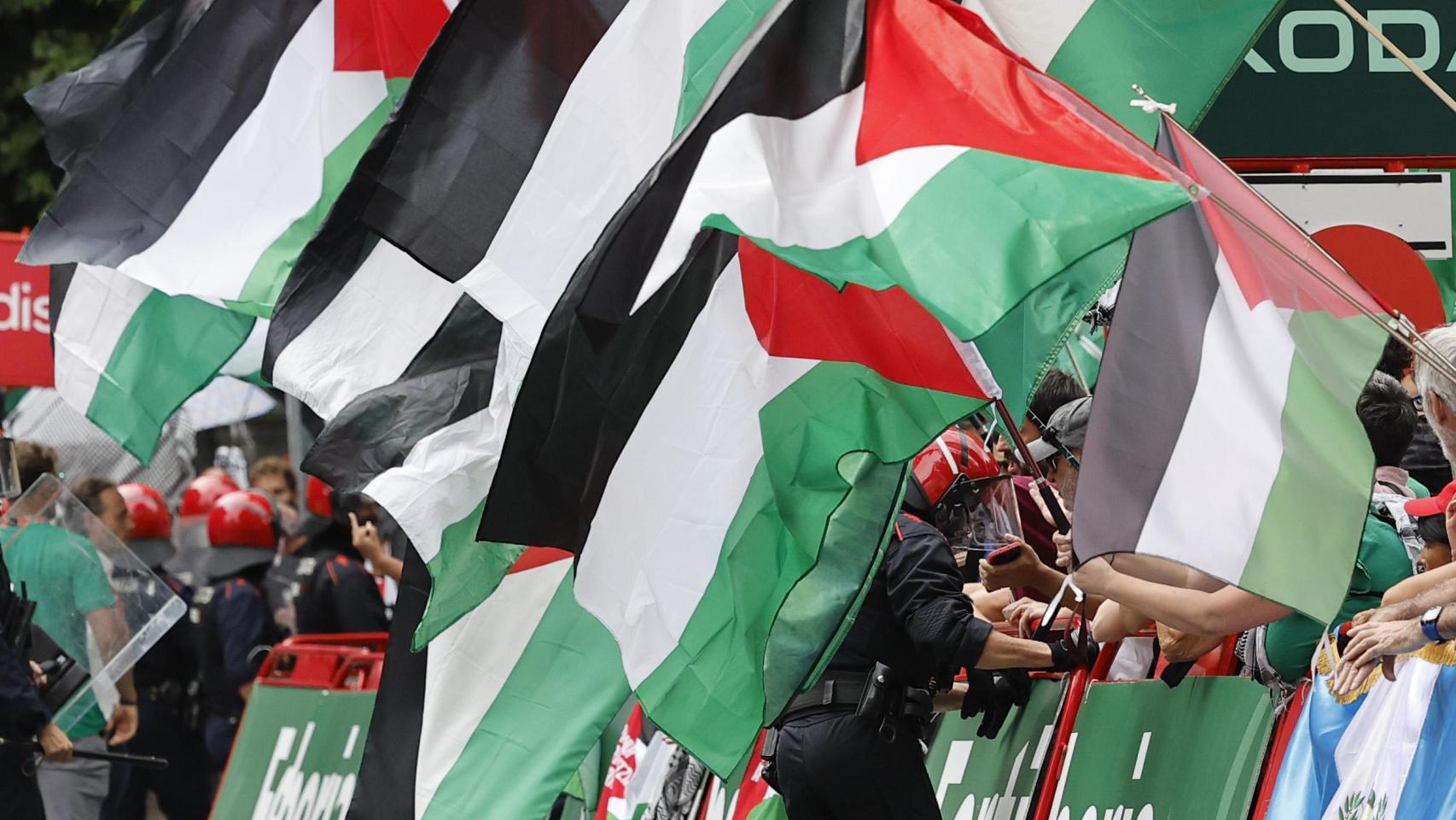 Banderas en apoyo a Palestina en la Vuelta a España en Bilbao