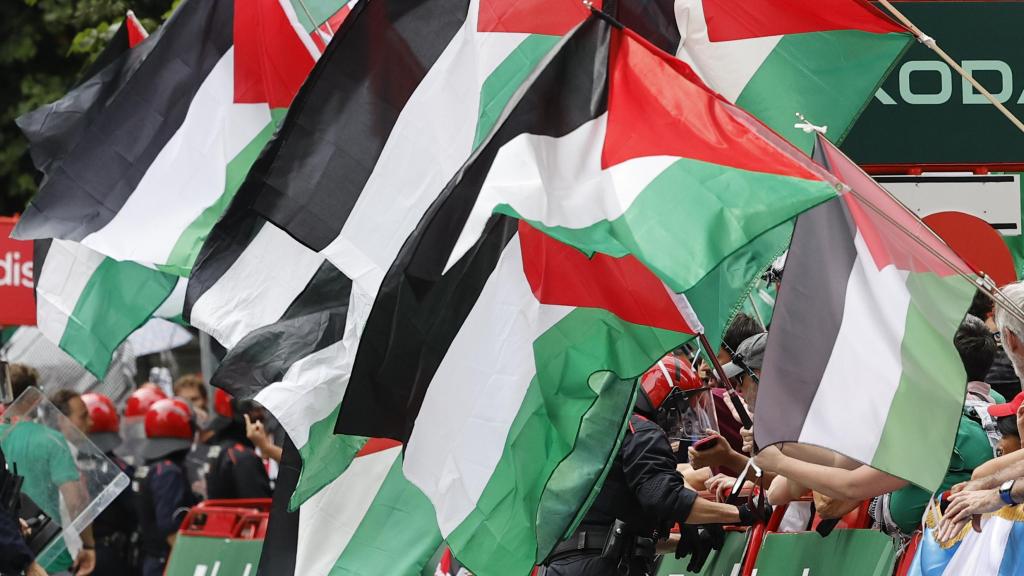 Banderas en apoyo a Palestina en la Vuelta a España en Bilbao