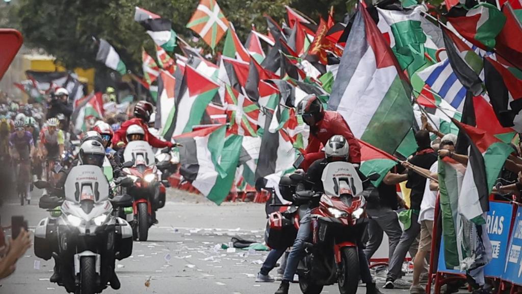 Protestas en la Vuelta a España en Bilbao contra la participación del equipo Israel Premier Tech