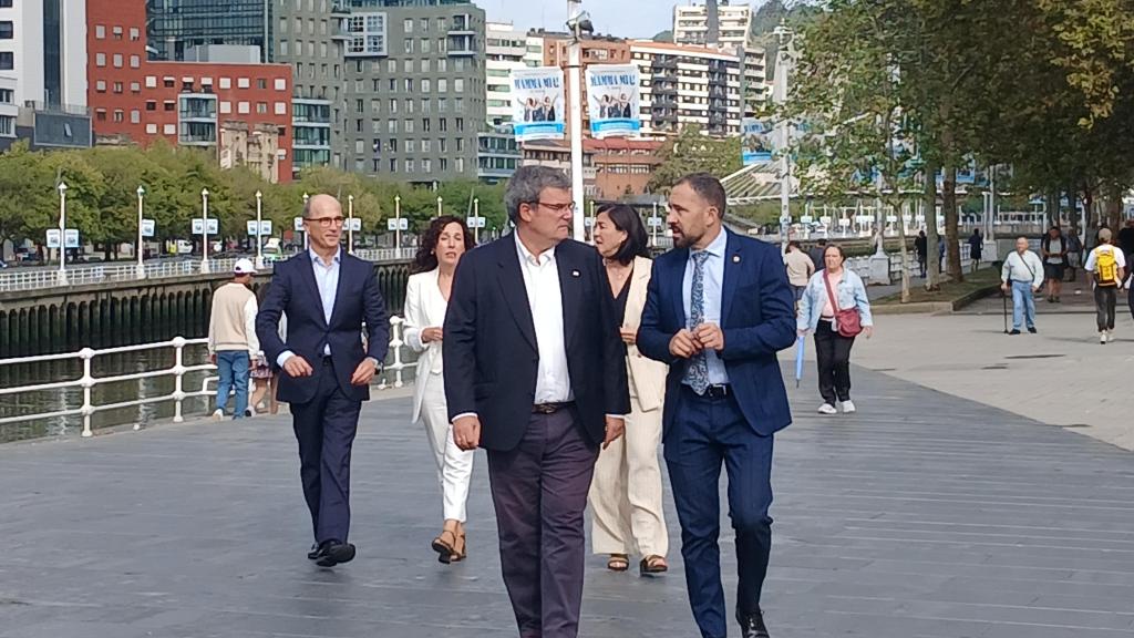 El alcalde de Bilbao, Juan María Aburto, y el consejero de Vivienda, Denis Itxaso, en las calles de la capital vizcaína