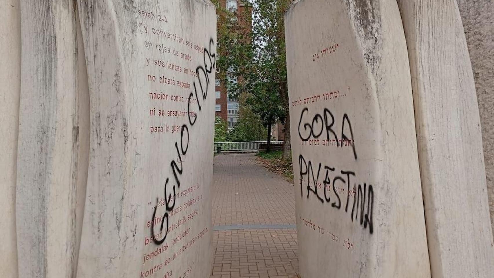 Pintadas con las palabras genocidas y Hamas mátalos en el parque de Judimendi