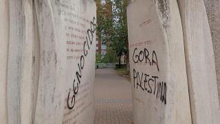 Aparecen pintadas de "genocidas" y "Hamás mátalos" en el parque de Judimendi en Vitoria