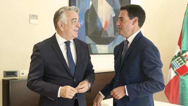 El lehendakari, Imanol Pradales, en una ronda de contactos con el líder del PP vasco, Javier de Andrés, a 5 de septiembre de 2025