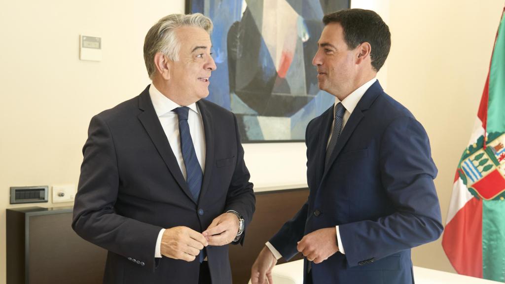 El lehendakari, Imanol Pradales, en una ronda de contactos con el líder del PP vasco, Javier de Andrés, a 5 de septiembre de 2025