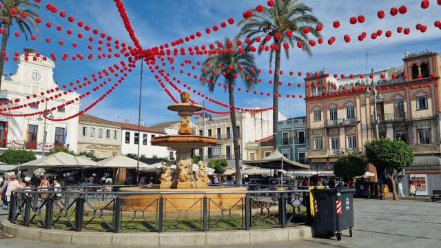 Una plaza siempre llena, donde bulle la vida y la gente que se congrega allí para celebrar todo tipo de eventos. La Plaza de España es lugar de citas, de encuentros y quedadas