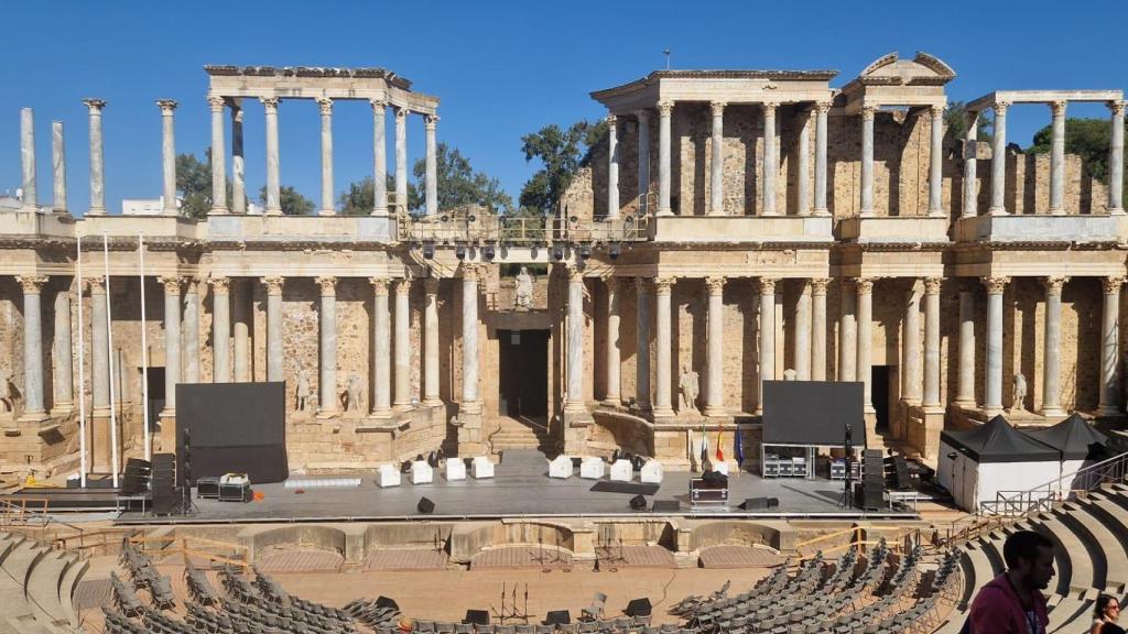 Para abaratar los costes, el teatro, mandado construir por el yerno de Augusto entre los años 15 y 16 a.C, se levantó parcialmente sobre la ladera de un cerro