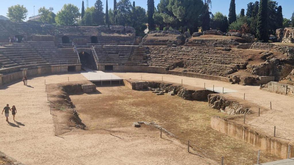 Junto con el Teatro, el Anfiteatro es el edificio más representativo de Mérida. El conjunto, rodeado de amplios espacios verdes, es realmente imprescindible