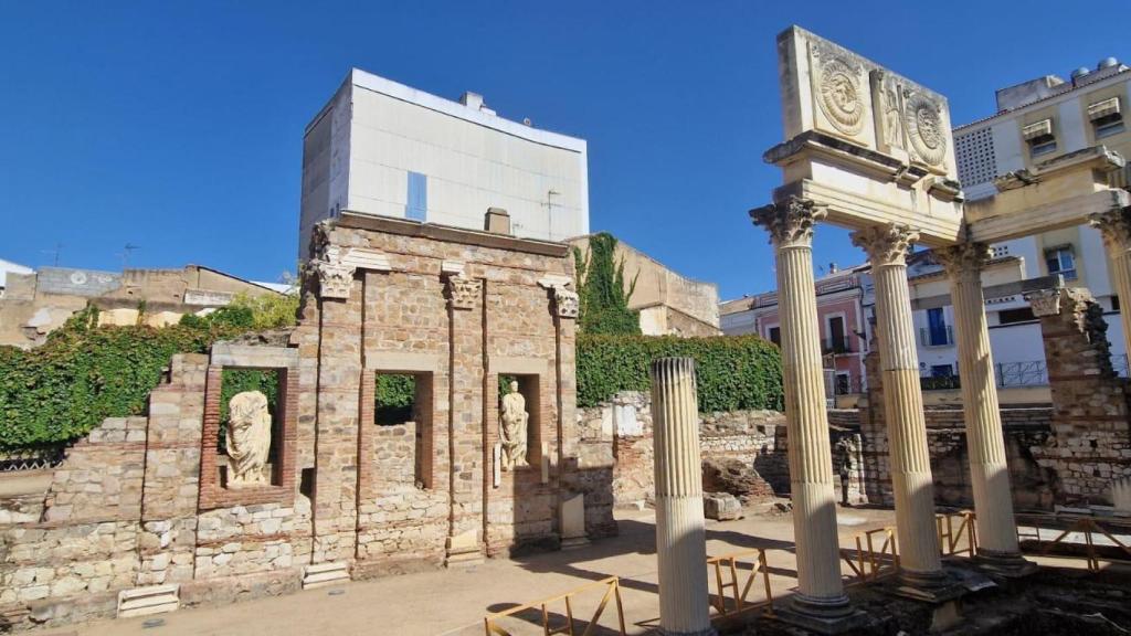 Las viviendas se codean de construcciones seculares que, probablemente, sigan en pie, como el Pórtico del Foro Municipal, una vez que estas casas se vengas abajo