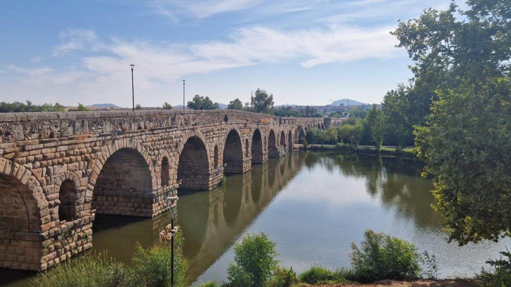 La vista más aguda es capaz de localizar un falo bajo el primer arco del puente. El símbolo, que se repite en varios monumentos, carecía de significado obsceno y representaba la prosperidad
