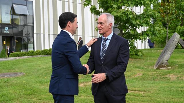 El lehendakari, Imanol Pradales, y el presidente y CEO de Arteche, Alex Artetxe
