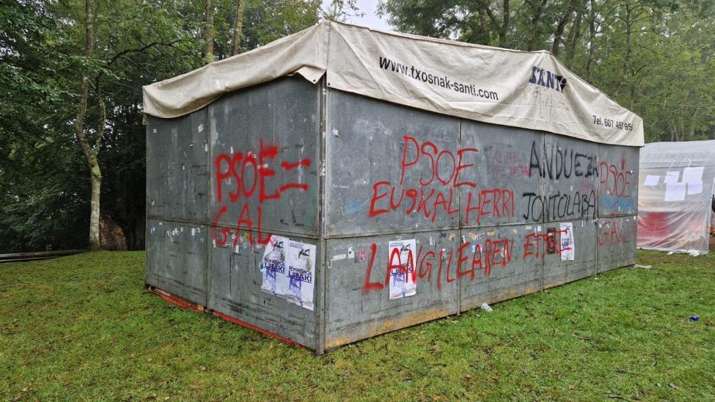 Pintadas contra el PSE en la txozna socialista de Eibar en las campas de Arrate