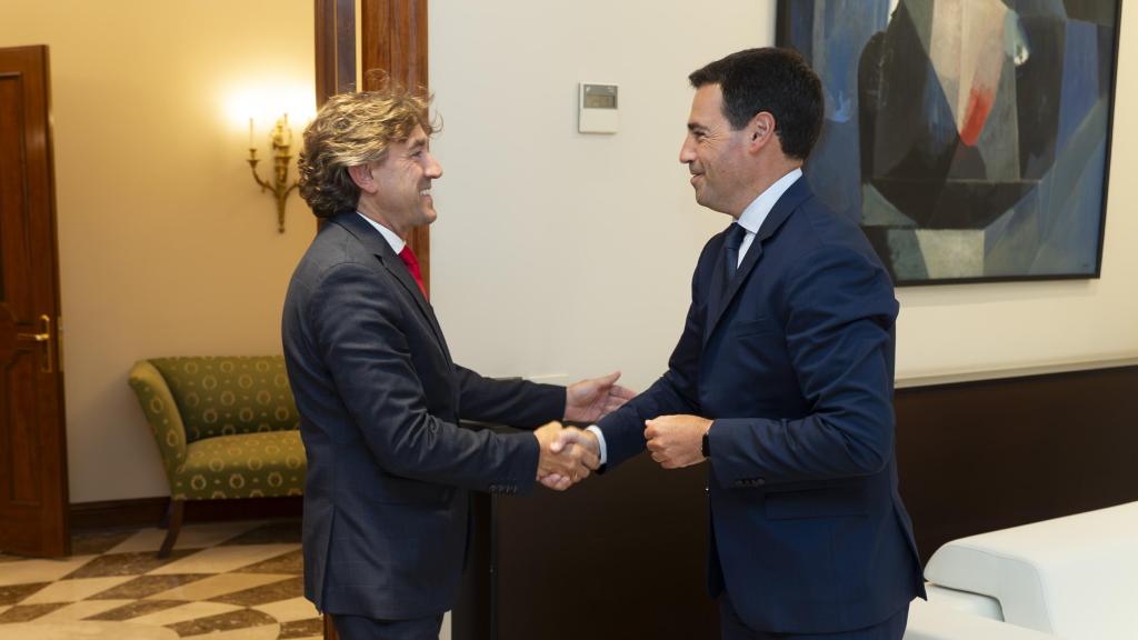 El lehendakari, Imanol Pradales, y el secretario general del PSE-EE, Eneko Andueza, en su reunión en Lehendakaritza