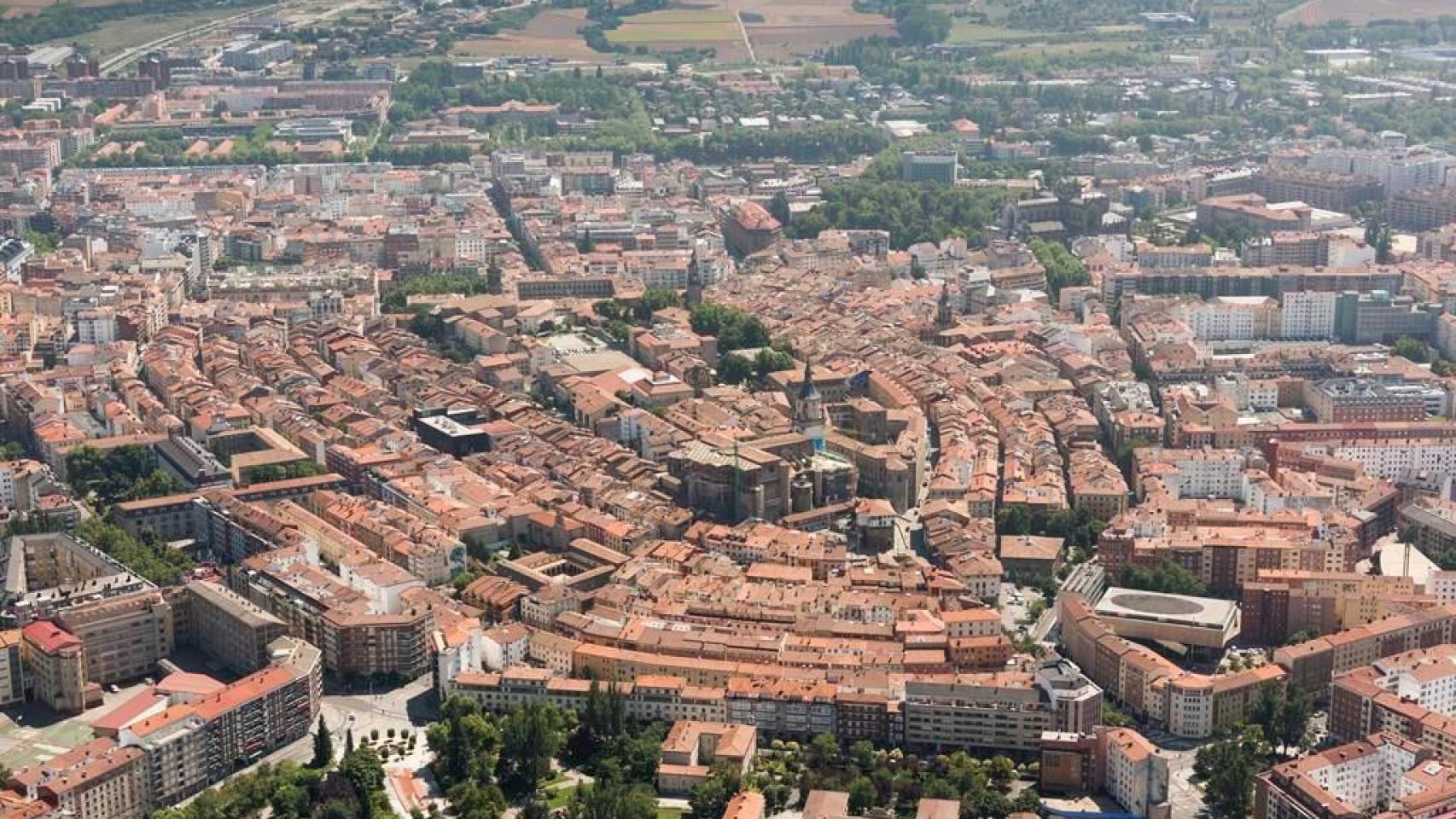 Vitoria es una ciudad con un casco histórico medieval, como se aprecia en la panorámica aérea. Foto Quintas