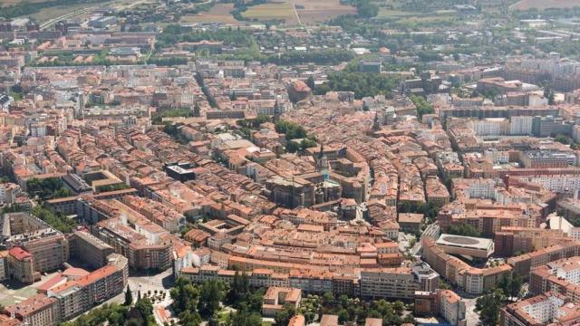Vitoria es una ciudad con un casco histórico medieval, como se aprecia en la panorámica aérea. Foto Quintas