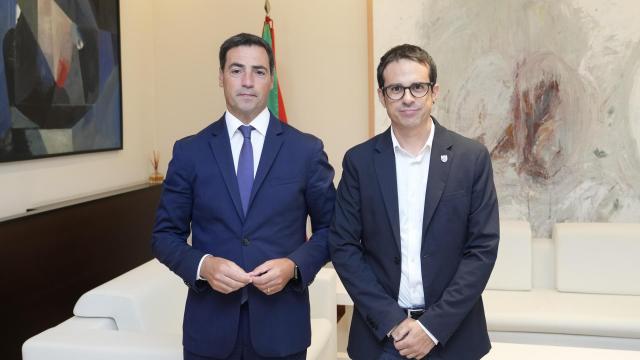 El lehendakari, Imanol Pradales, y el portavoz de EH Bildu en el Parlamento vasco, Pello Otxandiano